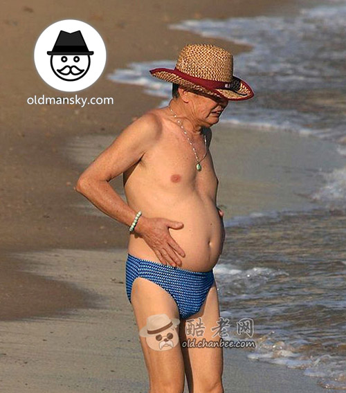 Old man wore a blue underwear and a hat went swimming at the sea_07