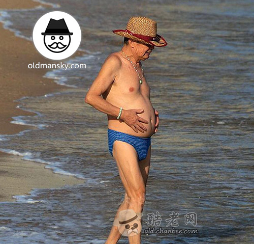 Old man wore a blue underwear and a hat went swimming at the sea_03