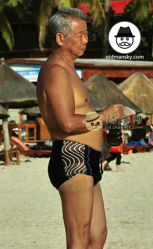 Silver hair tourist old daddy wore a black boxer underwear stood on the beach_06