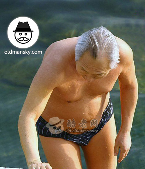 Silver white hair swimming old man got out of water_06