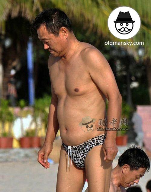 Tourist daddy wore a plaid underwear was taking photos on the beach_04