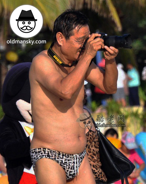 Tourist daddy wore a plaid underwear was taking photos on the beach_03