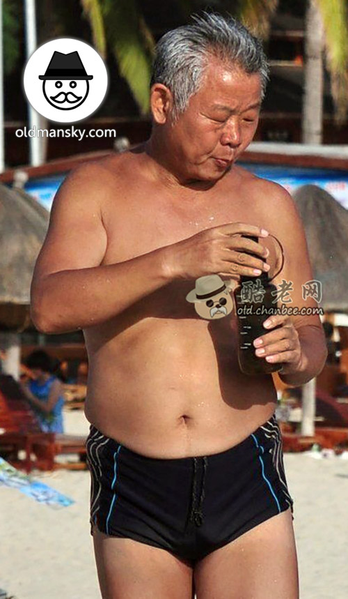 Silver hair tourist old daddy wore a black boxer underwear stood on the beach_07