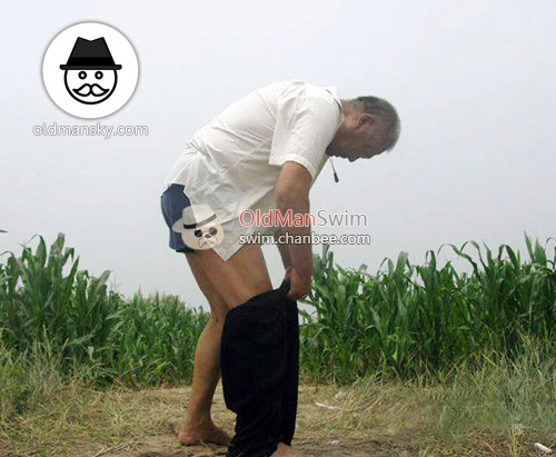 Swimming old daddy put on his clothes in the corn field_03