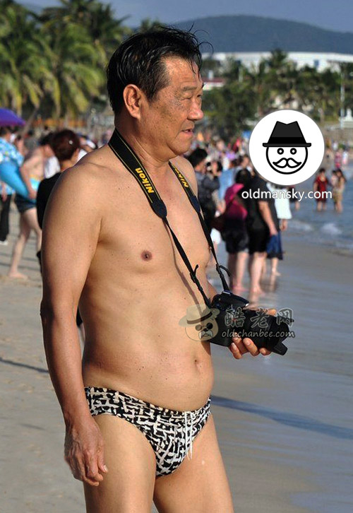 Tourist daddy wore a plaid underwear was taking photos on the beach