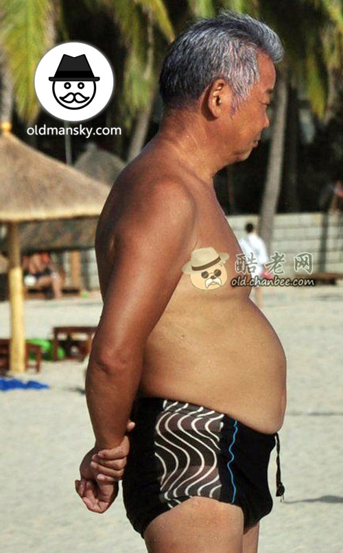 Silver hair tourist old daddy wore a black boxer underwear stood on the beach_05