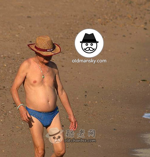 Old man wore a blue underwear and a hat went swimming at the sea_02