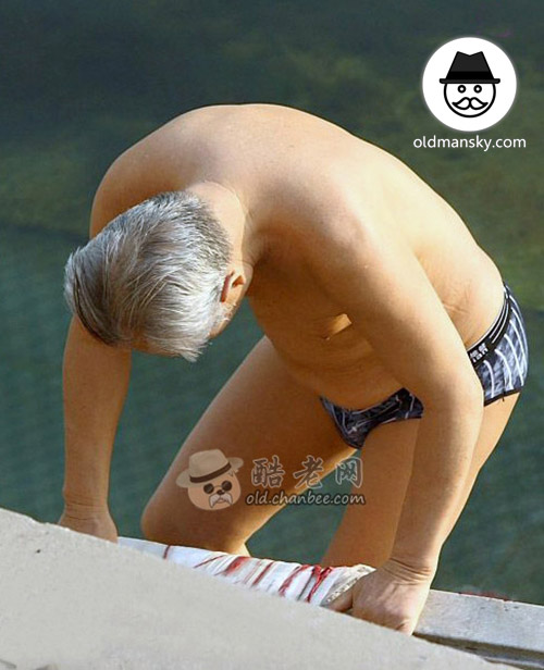 Silver white hair swimming old man got out of water_04