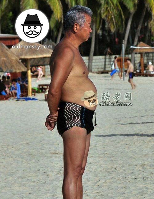 Silver hair tourist old daddy wore a black boxer underwear stood on the beach_04