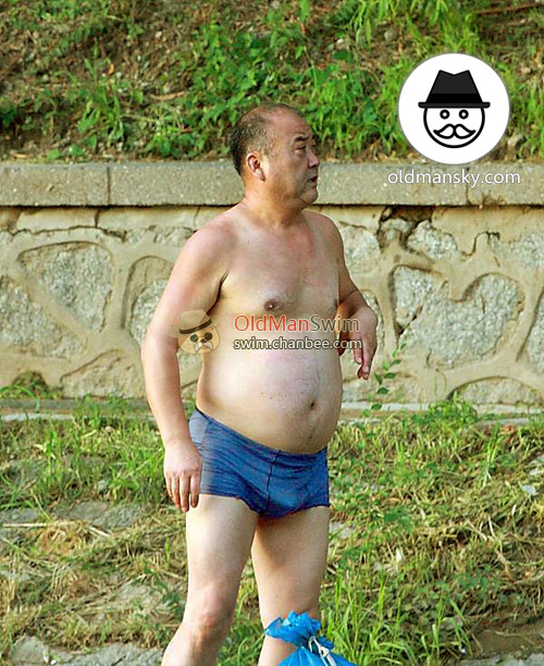 Swimming daddy wore a blue boxer underwear stood by the river_02