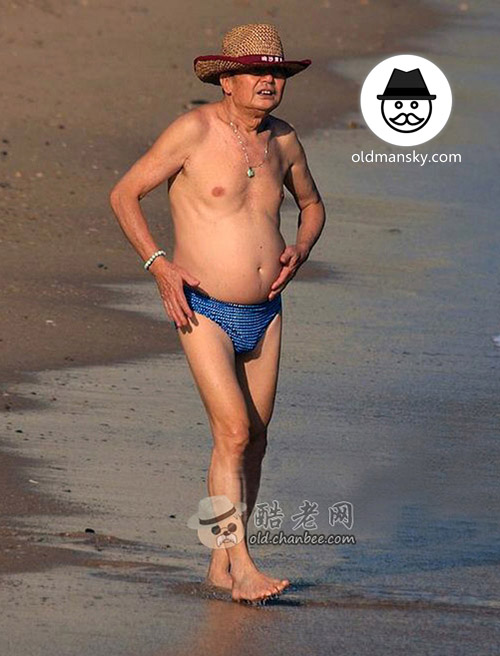 Old man wore a blue underwear and a hat went swimming at the sea_06