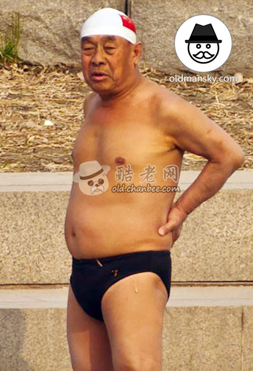 Swimming old daddy wore a black underwear was wiping his body by the river_05