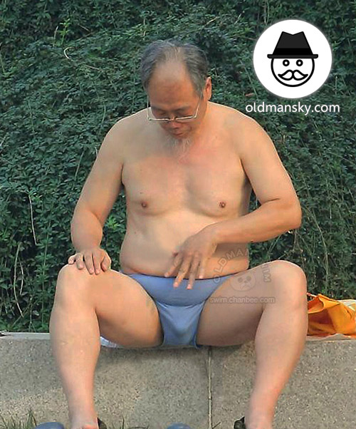 Long white beard glasses old man wore a blue underwear went swimming_03