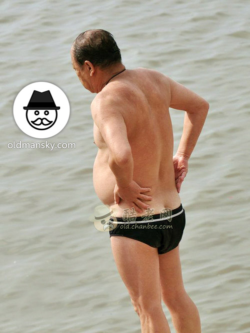 Old daddy wore a black underwear ready to swim stand by the river_05