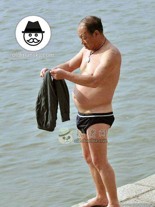 Old daddy wore a black underwear ready to swim stand by the river_04