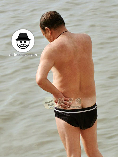 Old daddy wore a black underwear ready to swim stand by the river_06