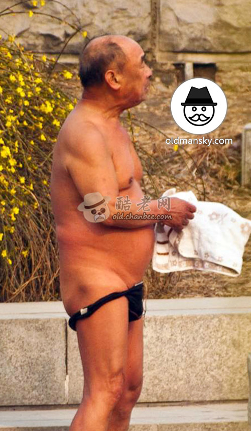 Swimming old daddy wore a black underwear was wiping his body by the river_04