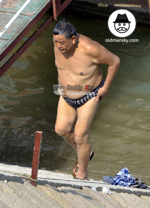 Swimming old daddy wore a brown strip underwear walked out of river_03