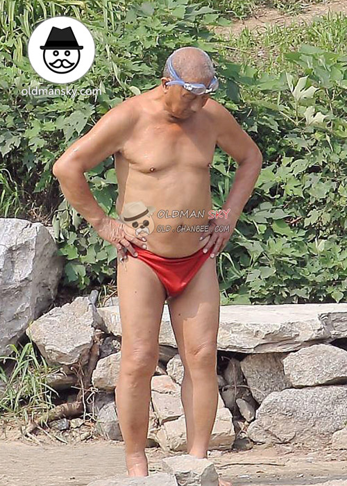 Swimming old man wore a red underwear stood by the lake_03