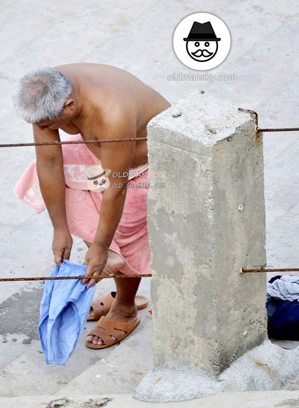 White hair fat swimming old daddy was changing his underwear by the river_06