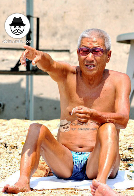 White hair swimming old man wore a sunglasses sat on the beach_02