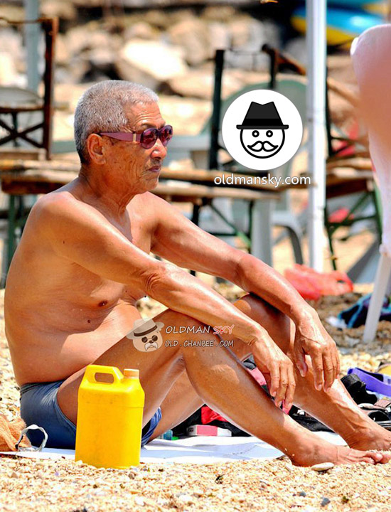 White hair swimming old man wore a sunglasses sat on the beach_03