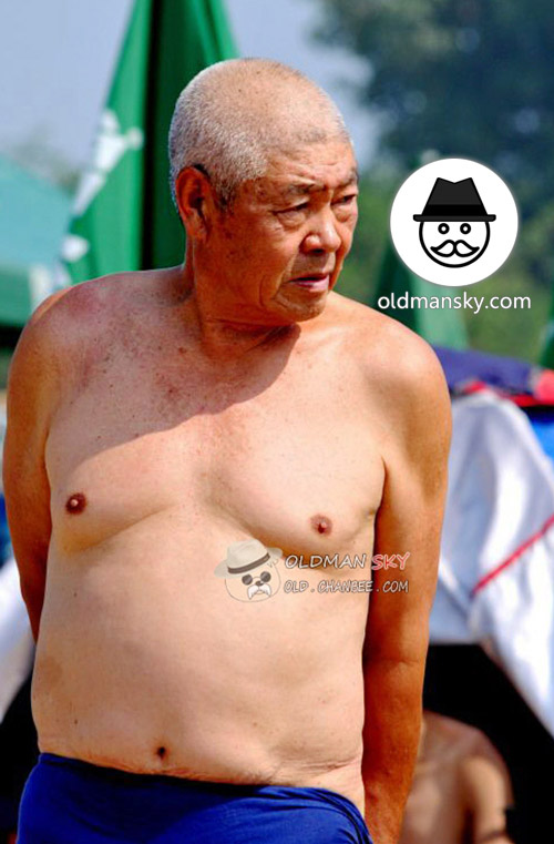 White short hair swimming old man wore a blue boxer underwear on the beach_04