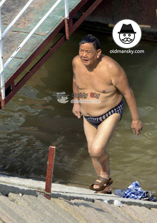 Swimming old daddy wore a brown strip underwear walked out of river_02