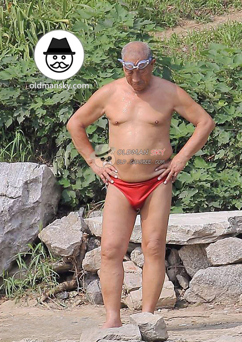 Swimming old man wore a red underwear stood by the lake_04