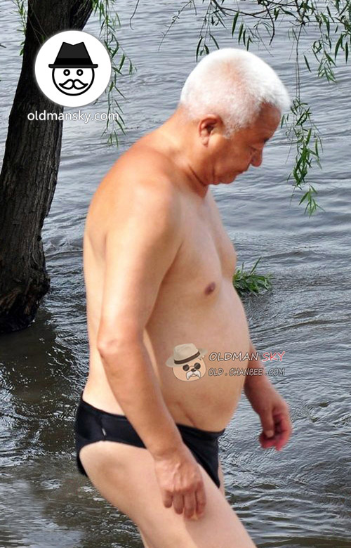 White short hair swimming old man wore a black underwear by the lake_02