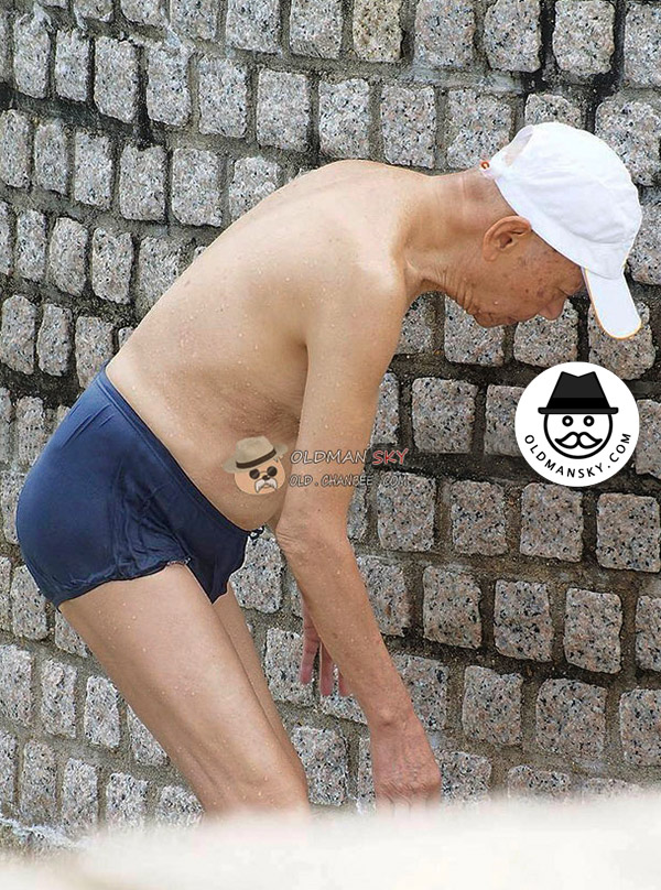 Swimming old man wore a white cap and brown underwear got out of river_03