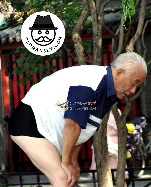 White hair old man wore a black boxer underwear went swimming in the park_03