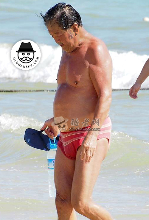 Old daddy wore a red underwear walked on the beach_04