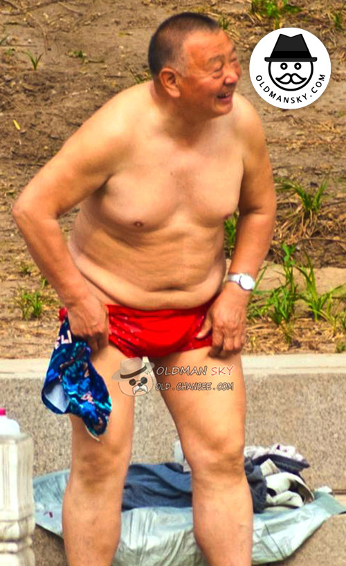 Fat old daddy was changing a brown boxer underwear went swimming_04