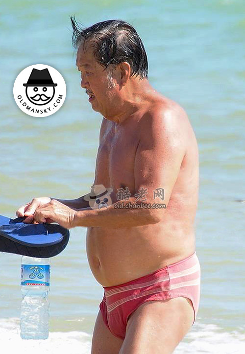 Old daddy wore a red underwear walked on the beach_03