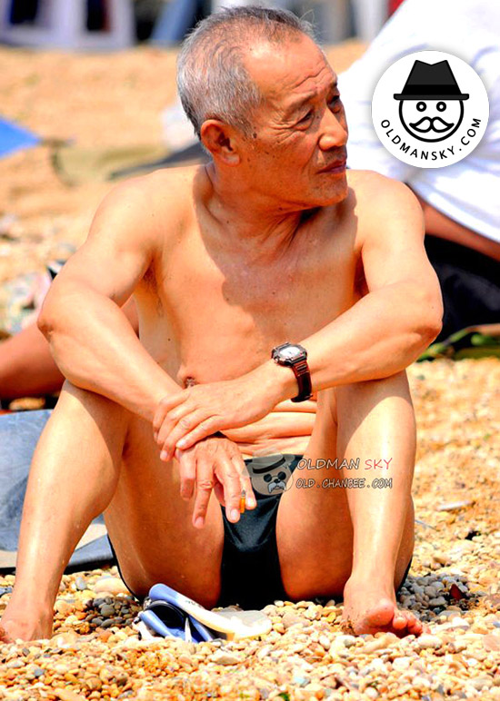 Swimming old daddy wore a black underwear enjoyed sunshine on the beach_03