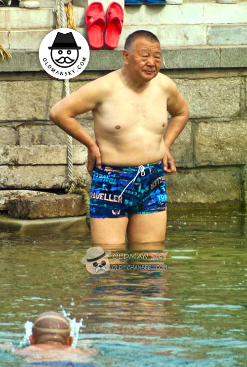 Fat old daddy was changing a brown boxer underwear went swimming_13