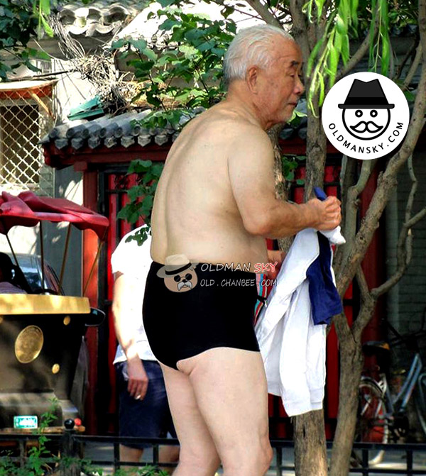 White hair old man wore a black boxer underwear went swimming in the park