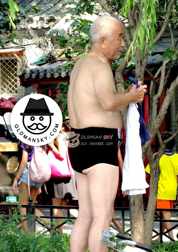 White hair old man wore a black boxer underwear went swimming in the park_02