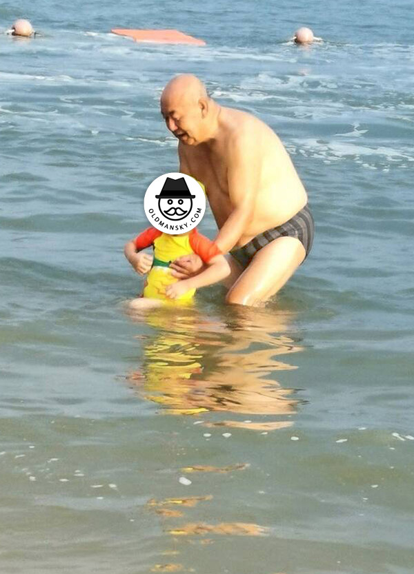 Swimming fat old daddy wore a strip underwear stood at the sea_03