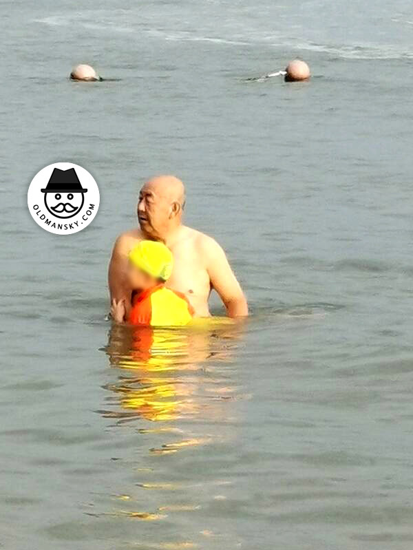 Swimming fat old daddy wore a strip underwear stood at the sea_02