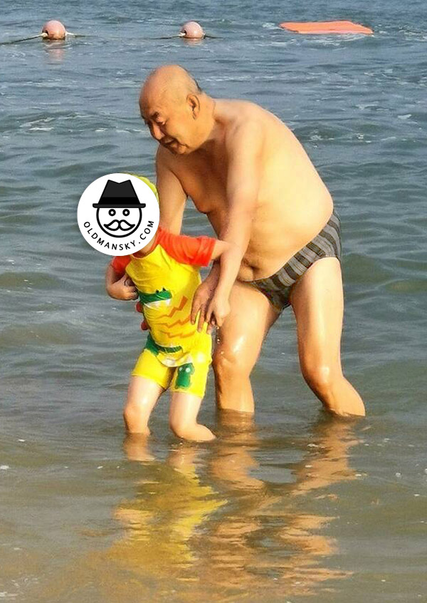 Swimming fat old daddy wore a strip underwear stood at the sea_04