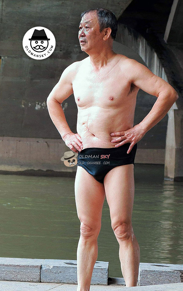 Swimming old daddy wore a black underwear stood by the river_03